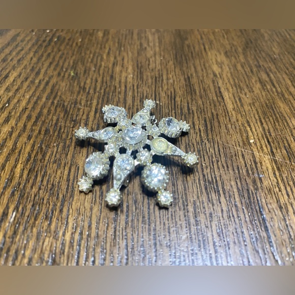 Accessories - Antique Vintage Rhinestone Snowflake Brooch
